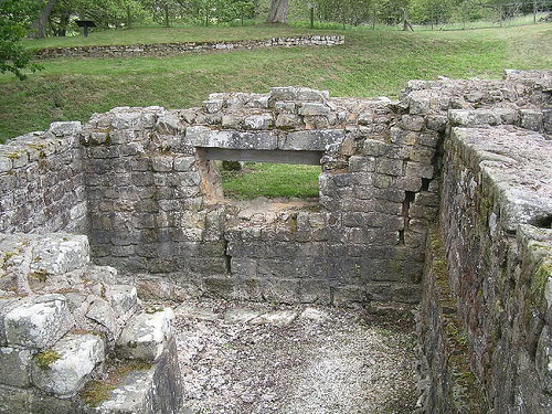 Какой римский император построил массивную стену на севере британии в 122 году нашей эры